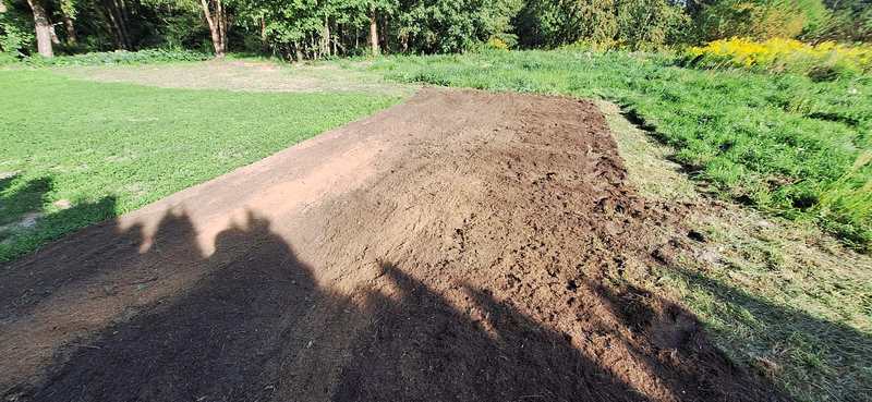 Przygotowanie gleby pod nowy trawnik